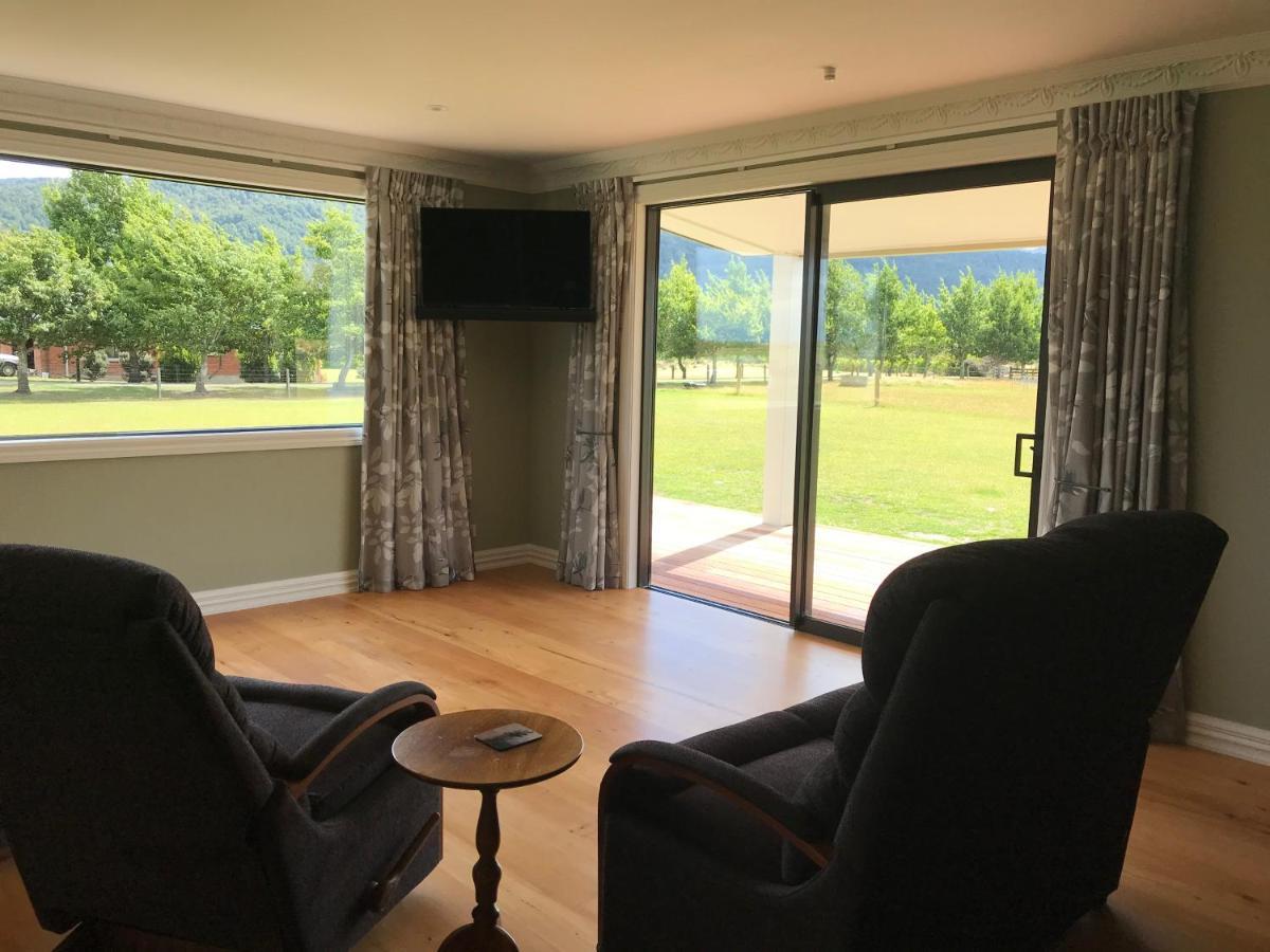 Kepler Oaks Chalet Te Anau Exterior photo